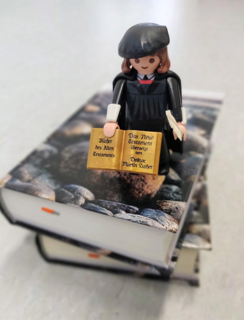 Martti Luther playmobil-hahmo raamattujen päällä