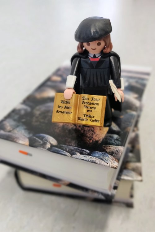 Martti Luther playmobil -hahmo on raamattupinon päällä.
